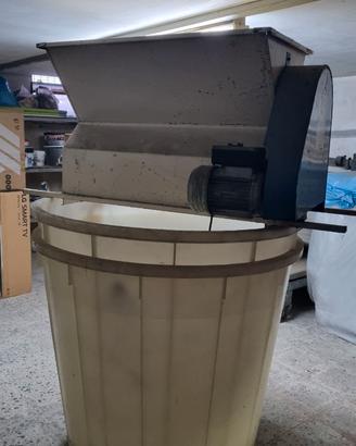 Pigiadiraspatrice elettrica e n. 2 mastelloni 500L
