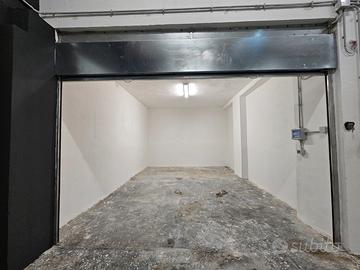 Ampio box auto centralissimo