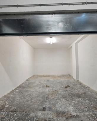 Ampio box auto centralissimo