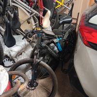 Lotto due bici quella grigia e la Mountain bike