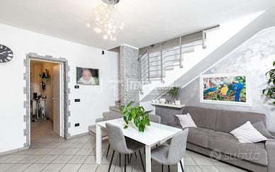 villa a schiera con giardino