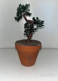 Albero artigianale in ferro su vaso.