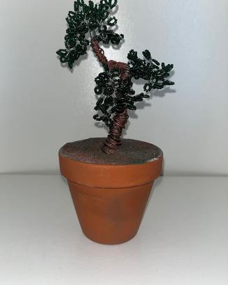 Albero artigianale in ferro su vaso.