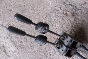 Leve di comando caricatore frontale