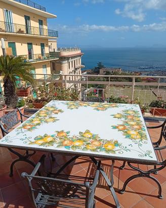 Tavolo misura 100x100 in pietra lavica Vietri