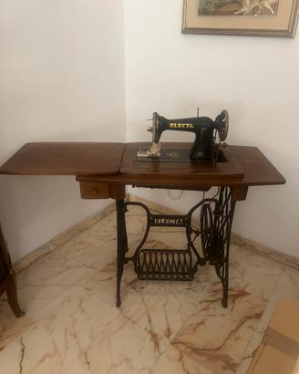 Macchina da cucire antica