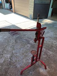 attrezzo per imbottigliare il vino 