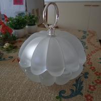 Contenitore in cristallo con anello metallico