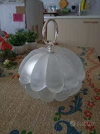 Contenitore in cristallo con anello metallico