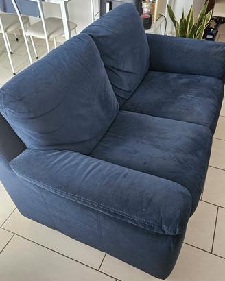 Divano due posti in Alcantara .