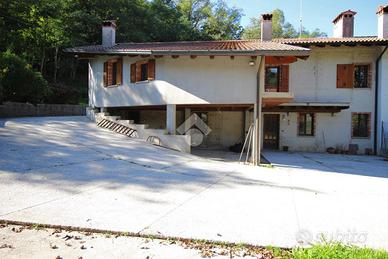VILLA A SCHIERA A CIVIDALE DEL FRIULI