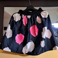 Minigonna nera con decori fucsia a rosa