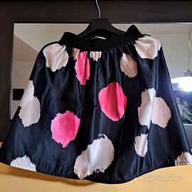 Minigonna nera con decori fucsia a rosa