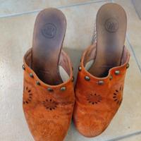 Sabot in suade arancioni con borchie