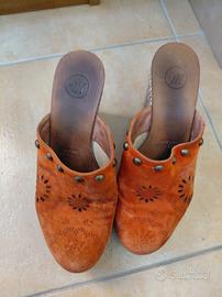Sabot in suade arancioni con borchie
