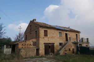 Casa Rurale da ristrutturare con ampio terreno