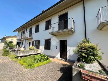 VILLA A SCHIERA A ALBA