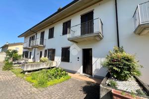 VILLA A SCHIERA A ALBA