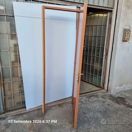 Porta di legno color ciliegio con telaio e mostre