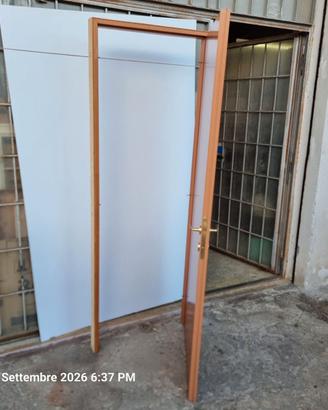 Porta di legno color ciliegio con telaio e mostre