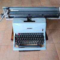 Macchina da scrivere Olivetti 82