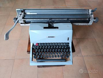 Macchina da scrivere Olivetti 82