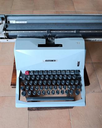 Macchina da scrivere Olivetti 82