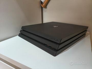 PlayStation 4 pro + 5 giochi e 2 controller 
