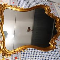 specchio con cornice in foglia d'oro