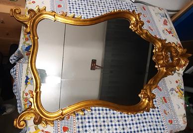 specchio con cornice in foglia d'oro