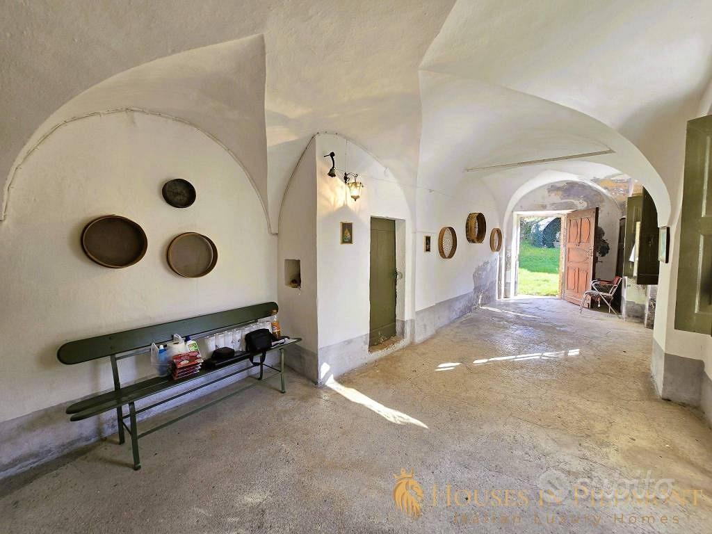 Rustico / Casale di 1000 m² con più di 5 locali a - Altro