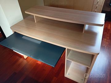 Scrivania in laminato effetto legno chiaro