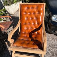 poltrona in legno con rivestimento in pelle