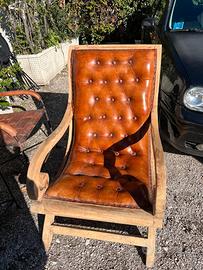 poltrona in legno con rivestimento in pelle