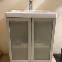 Mobiletto lavabo e miscelatore per lavanderia