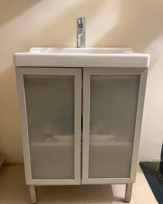 Mobiletto lavabo e miscelatore per lavanderia