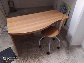 scrivania cameretta con sedia