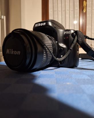 Nikon F50 con obbiettivi