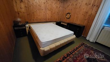 Camera da letto matrimoniale anni 1970 con radio