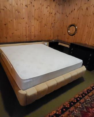 Camera da letto matrimoniale anni 1970 con radio