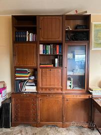 Mobile con tavolo e sedie da ufficio