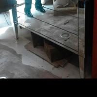 Elegante cassettiera con specchi