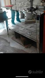 Elegante cassettiera con specchi