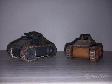 coppia di carrarmati giocattolo