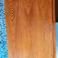 Scrivania in legno con piano inclinabile