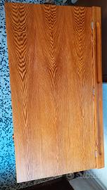 Scrivania in legno con piano inclinabile