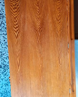 Scrivania in legno con piano inclinabile