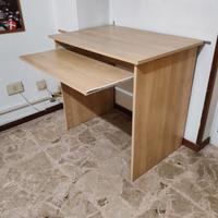 Scrivania con ripiano estraibile