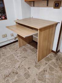 Scrivania con ripiano estraibile