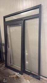 Porta con vetro fisso laterale